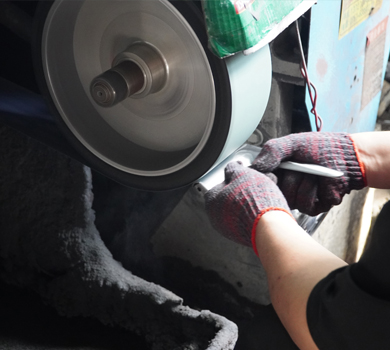 Polishing sofa legs with a polishing machine, highlighting DELTA CAINA's attention to detail and commitment to premium surface finishes for furniture hardware.